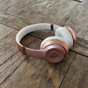 Rose Gold Solo3 Wireless On-Ear Beats - with case and charger
